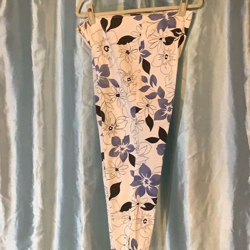 White floral print capris, gently used, like new!